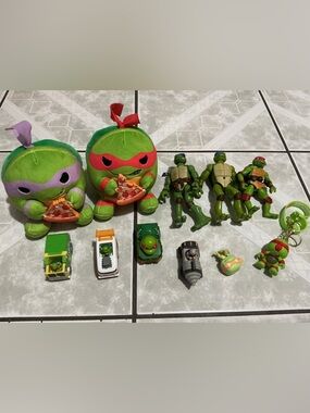 Green Action Figures & Mini Vehicle Playset